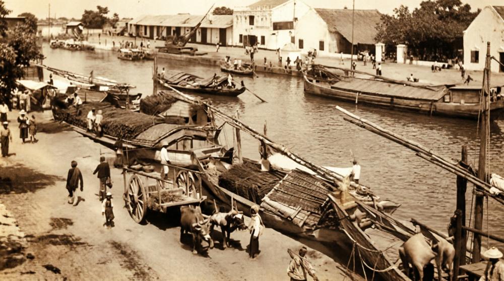 DARI UJUNG GALUH ke Kalimas Jejak Awal Pelabuhan Surabaya