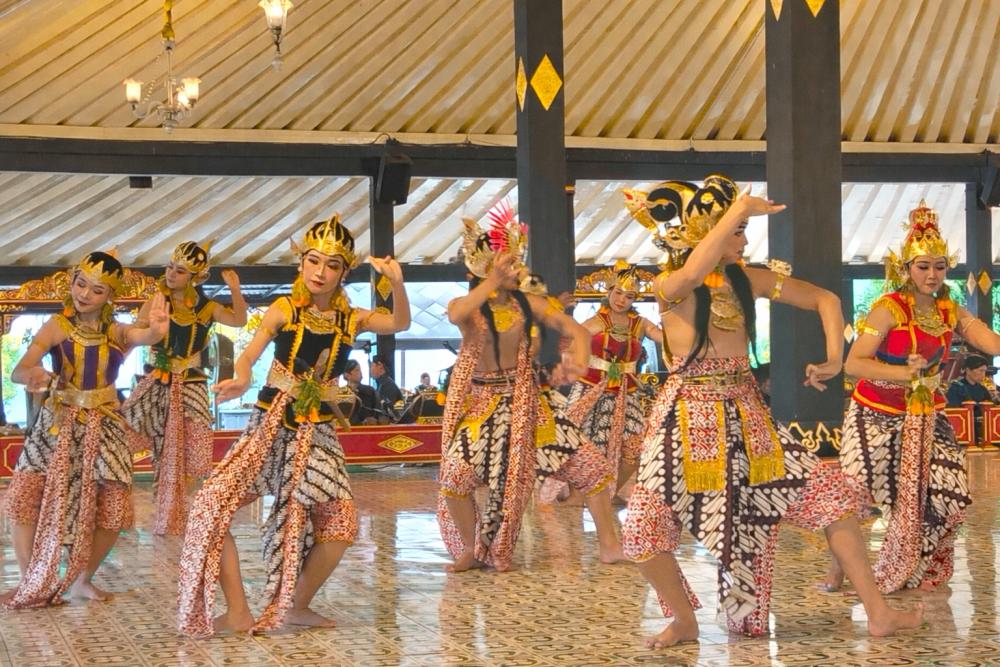 FRAGMEN SENDRA KERATON YOGYAKARTA - Wajah Hidup Seni Istana dalam Pariwisata Budaya