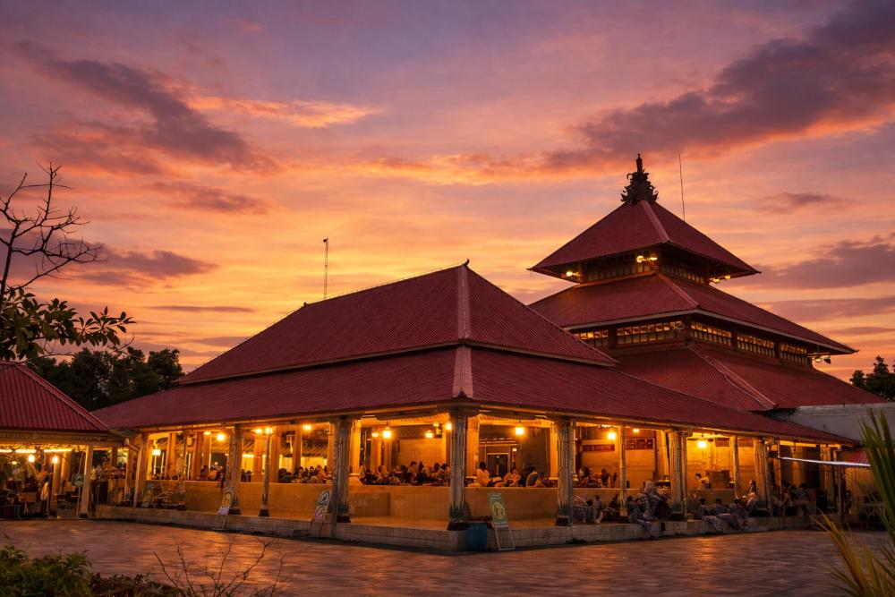 MASJID GEDHE KAUMAN - Wisata Religi Keraton yang Menyimpan Ritual Islam Jawa