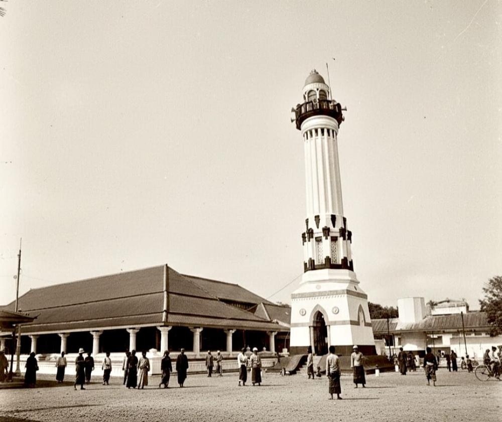 PERPADUAN ARSITEKTUR TRADISIONAL JAWA dan TIMUR TENGAH di Masjid Agung Surakarta