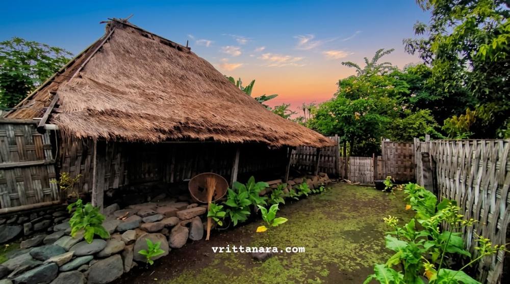 RUMAH TRADISIONAL BAYAN - Menjadi Tempat Lahirnya Keterampilan Menenun